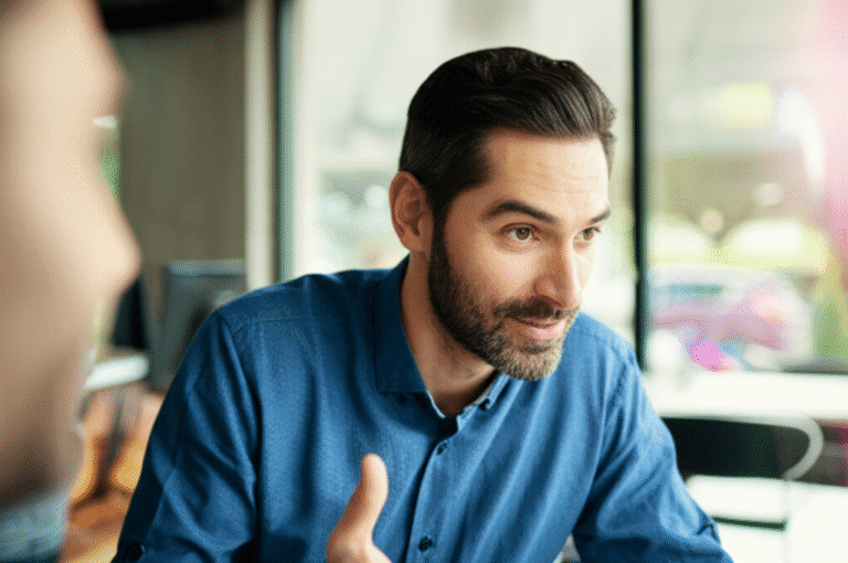 Escuta Ativa e Interesse Genuíno Homem ouvindo atentamente em uma conversa