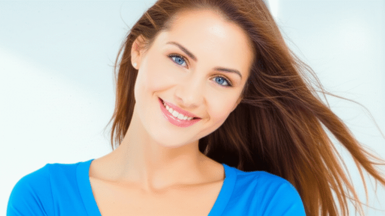 Autenticidade no Namoro Mulher sorrindo e confiante, expressando sua individualidade.