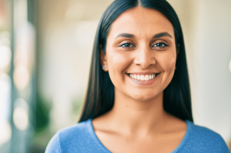Empoderamento Feminino na Sedução Ativa Mulher sorrindo com confiança, transmitindo empoderamento.