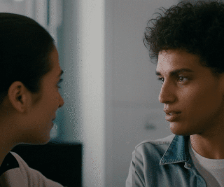 Duas pessoas conversando com empatia e atenção.