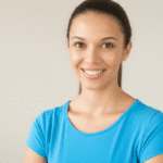 Mulher sorrindo e mantendo contato visual direto e confiante.