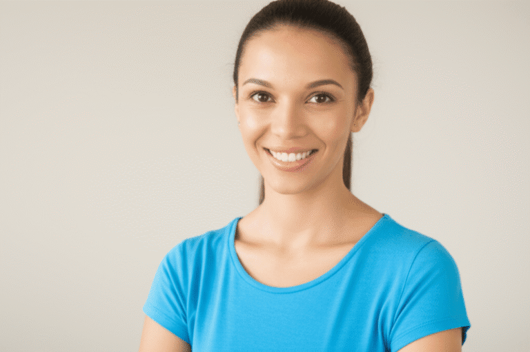 Mulher sorrindo e mantendo contato visual direto e confiante.