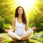 Mulher radiante meditando em meio à natureza